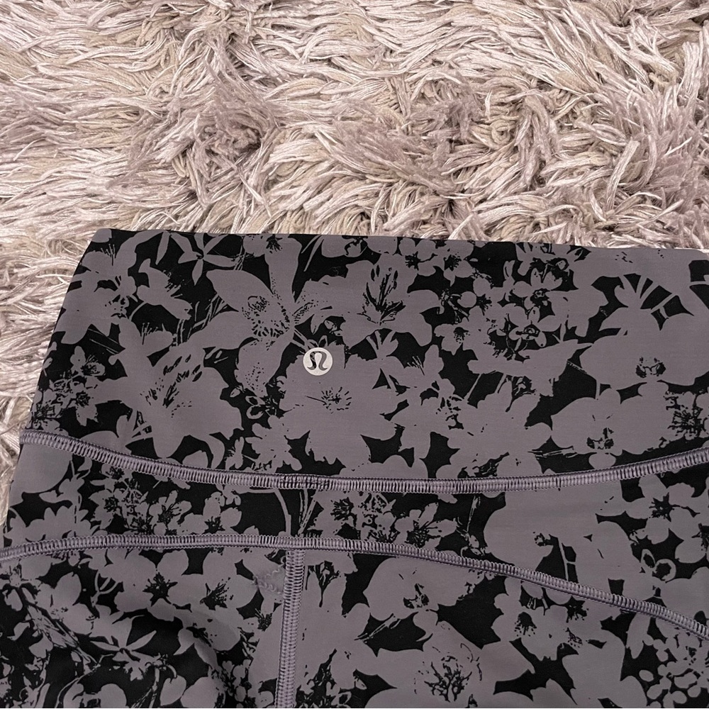 Lululemon In Movement Crop Leggings Black Gray Floral 4 - Picture 4 of 5